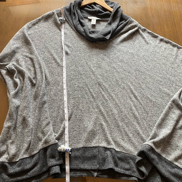 White House Black Market L Light/Dark Grays Pullover Top Poncho Sweater NICE - Picture 4 of 5